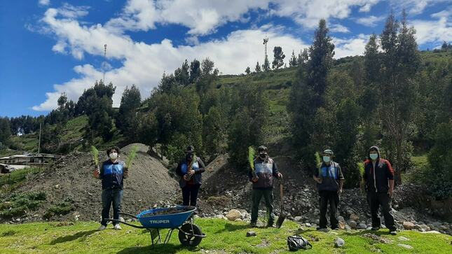 Alcaldesa y Funcionarios reforestando las riveras del rio Llacshahuanca