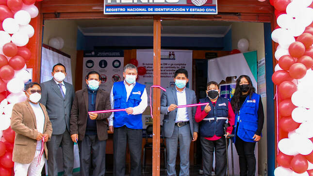 🎉¡INAUGURACIÓN RENIEC! Nuestra primera autoridad edil, Lic. David Quispe Bendezú en conjunto con la jefa Regional del RENIEC, Ing. Maribel Machaca Rejas y equipo técnico, en una ceremonia protocolar, dieron por inaugurado la primera Oficina Descentralizada del RENIEC a nivel de toda la Región en la Municipalidad de Jesús Nazareno que, beneficiará a toda la población para que no tengan que trasladarse hasta el local central y eviten hacer largas colas.
🤝La instalación de esta importante Oficina se logró gracias a la gestión de nuestro alcalde que, después de varias conversaciones, formó una alianza estratégica con el RENIEC para su funcionamiento en el distrito.
🙋La primera Oficina Descentralizada del RENIEC en nuestro distrito brindará los diferentes servicios: trámites de DNI´s, duplicados, renovación-rectificaciones, cambios de domicilio, DNI electrónico, certificación (documento temporal) y actas de nacimiento.
⏰📅El horario de atención será de lunes a viernes de 8:45 a.m. 1:00 p.m. y de 2:00 p.m. a 4:45 p.m. En la Municipalidad de Jesús Nazareno.