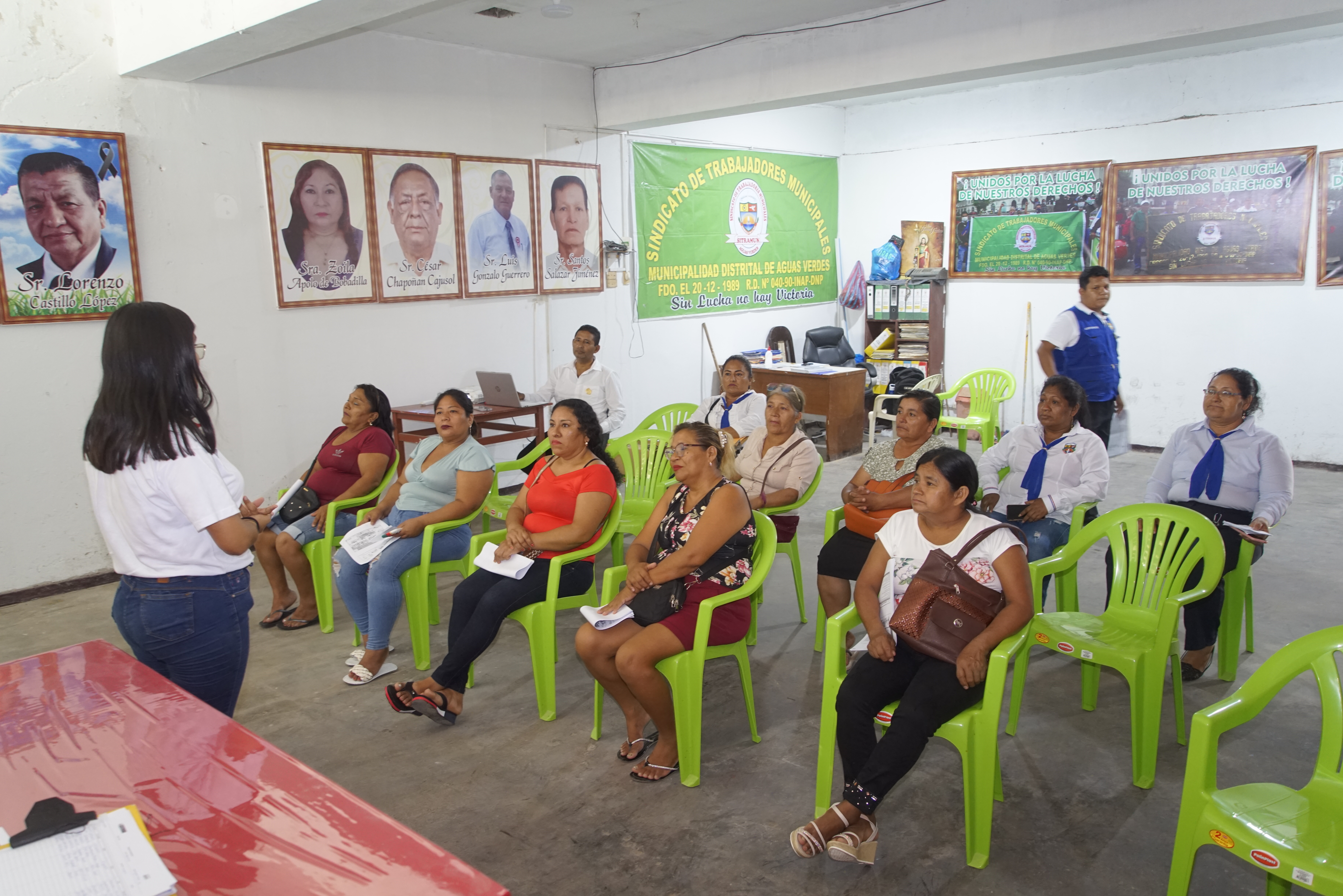 Madres de familia de nuestro distrito, recibiendo capacitación