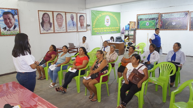 Madres de familia de nuestro distrito, recibiendo capacitación