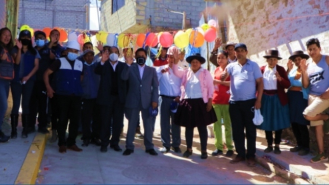 Se ejecutó el tendido de redes de alcantarillado 
sanitario con tuberías de 8 pulgadas en una 
extensión que supera los 500 metros lineales y 
más de 300 metros lineales de redes 
secundarias de agua potable.