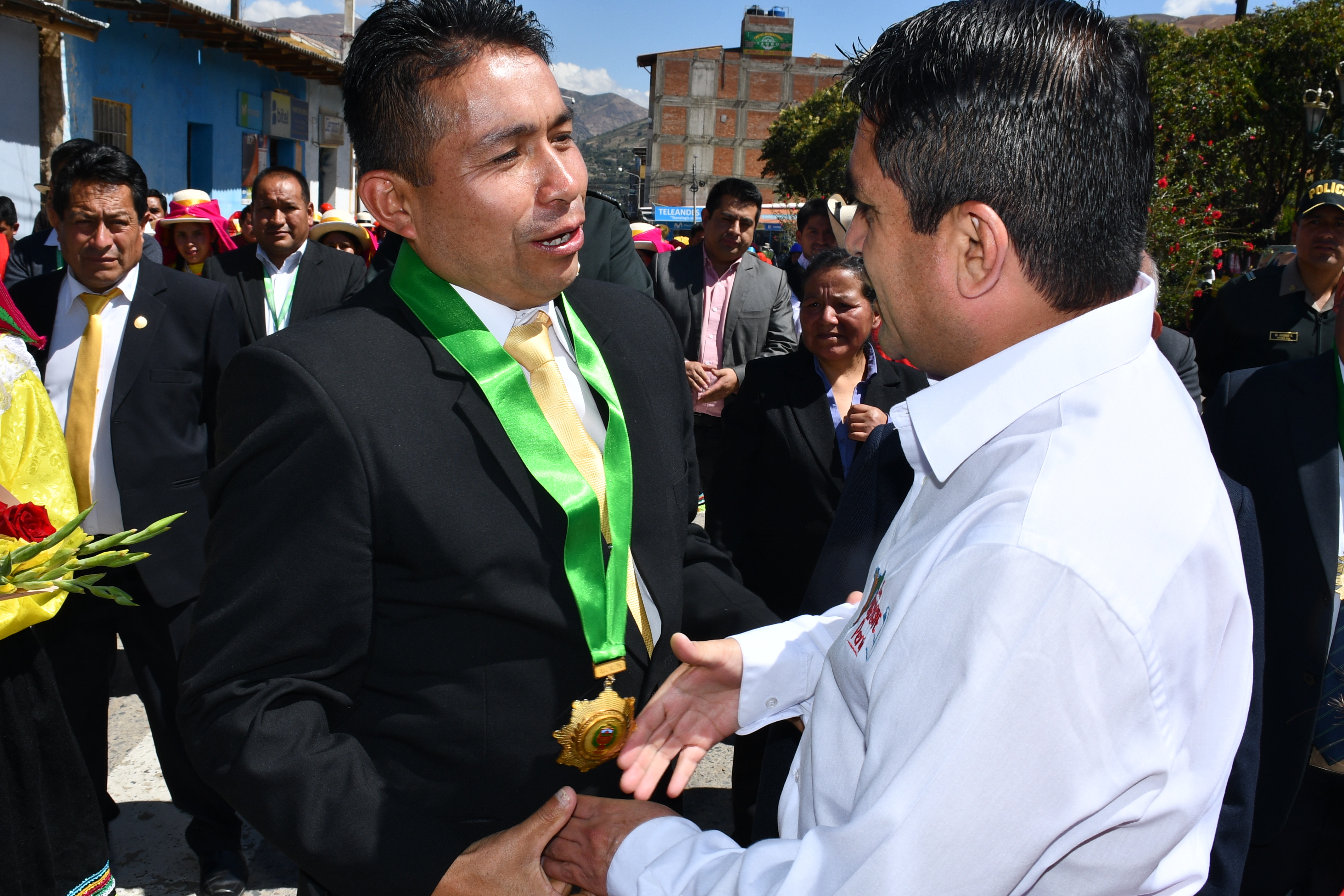 Lic. Carlos Cántaro García, Alcalde Provincial de Carhuaz, recibe al Dr. Jimmy Trujillo Melgarejo, Director Ejecutivo del Programa de Empleo Temporal: "Llamkasun Perú".