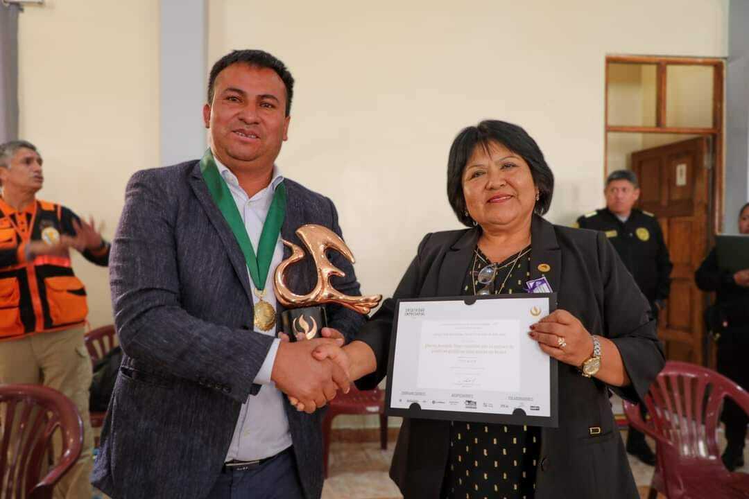 El proyecto de innovación “Efecto Áncash: Una coalición por la mejora de políticas públicas Educativas en Huari”, ganó el premio nacional de “Creatividad Empresarial” 2023, en la categoría Educación y Gestión Pública Regional.
La directora de la Dirección Regional de Educación – Áncash (DREA), Dra. Nancy Dolores Anaya, puso de conocimiento este importante logro en la VI Sesión Ordinaria 2023 del Comité Regional de Seguridad Ciudadana (Coresec), que fue presidido por el gobernador regional de Áncash, Koki Noriega Brito.
Por su parte el alcalde de la Municipalidad Provincial de Huari, Ing. Lorgio Ríos Ocaña, felicitó a la titular de la DREA por el logro obtenido que coadyuvará en el desarrollo de la educación ancashina.
