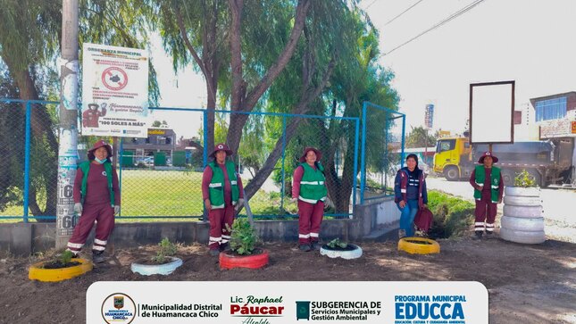 Personal municipal y vecinos realizando labores de limpieza en un punto crítico de acumulación de residuos sólidos, durante una jornada ambiental en Huamancaca Chico.