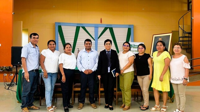 📌 𝐔𝐠𝐞𝐥 𝐏𝐚𝐢𝐭𝐚 𝐲 𝐥𝐚 𝐌𝐮𝐧𝐢𝐜𝐢𝐩𝐚𝐥𝐢𝐝𝐚𝐝 𝐝𝐞 𝐥𝐚 𝐇𝐮𝐚𝐜𝐚 𝐮𝐧𝐞𝐧 𝐞𝐬𝐟𝐮𝐞𝐫𝐳𝐨𝐬 𝐩𝐚𝐫𝐚 𝐜𝐨𝐧𝐬𝐨𝐥𝐢𝐝𝐚𝐫 𝐞𝐥 𝐏𝐫𝐨𝐲𝐞𝐜𝐭𝐨 𝐄𝐝𝐮𝐜𝐚𝐭𝐢𝐯𝐨 𝐋𝐨𝐜𝐚𝐥 (𝐏𝐄𝐋).
Desde la UGEL Paita, bajo el liderazgo de la directora, la Mag. Esterfilia Zapata Medina de Crisóstomo, se viene trabajando de manera articulada con la Municipalidad Distrital de La Huaca, con un objetivo claro y firme: fortalecer la educación y generar mejores oportunidades para los estudiantes.
En esta importante reunión de trabajo se vienen impulsando acciones concretas como la implementación de un núcleo educativo y la construcción del Proyecto Educativo Local (PEL), un documento estratégico que marcará el rumbo de la educación en el distrito.
Nuestra primera autoridad educativa destacó que el PEL permitirá establecer políticas públicas locales en beneficio directo de nuestros estudiantes, promoviendo una gestión participativa, el trabajo conjunto con la comunidad y planes articulados que respondan a la realidad educativa de La Huaca.
De esta manera, UGEL Paita reafirma su compromiso de continuar trabajando de manera articulada con las instituciones educativas, sumando esfuerzos para fortalecer la calidad del servicio educativo y contribuir al desarrollo integral de los estudiantes.
#UgelPaita