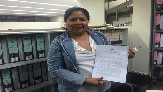 Carmen Rosa Ynca, directora de la IE Mesones Muro de San Martín, recibió en la sede de PRONIED en Lima la resolución jefatural que aprueba el expediente técnico del saldo de obra de la institución educativa.