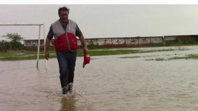 Miguel Calle, director de la Dirección Regional de Educación de Tumbes, en labores de atención de las inundaciones en los colegios de la región norteña.