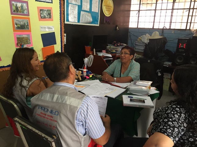 Directora del CEBE Divina Misericordia, Elvira Pacherres, en reunión de coordinación con el equipo técnico del PRONIED para las gestiones de la reconstrucción de la infraestructura del centro especial.