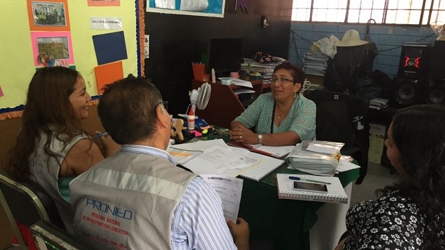 Directora del CEBE Divina Misericordia, Elvira Pacherres, en reunión de coordinación con el equipo técnico del PRONIED para las gestiones de la reconstrucción de la infraestructura del centro especial.