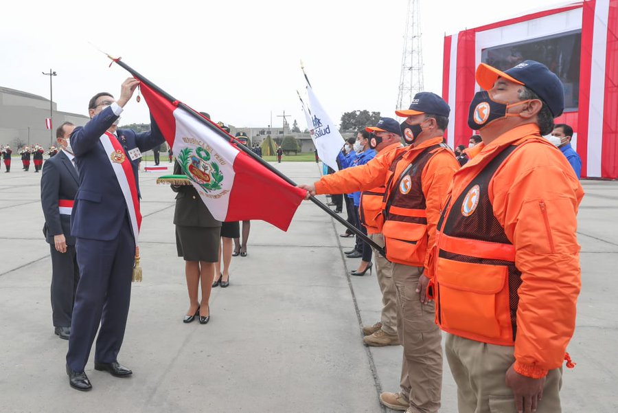 Presidente del Perú condecora al INDECI