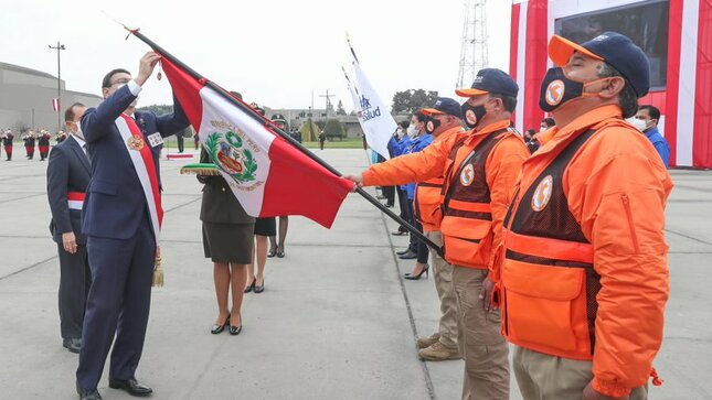 Presidente del Perú condecora al INDECI