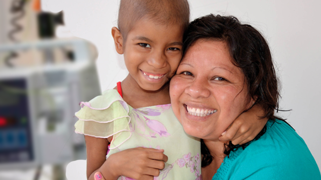 Doña Ivón y la pequeña Claudita quien recibió trasplante de médula ósea en el 2013.