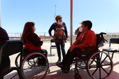 ministra conversando con beneficiarios con discapacidad