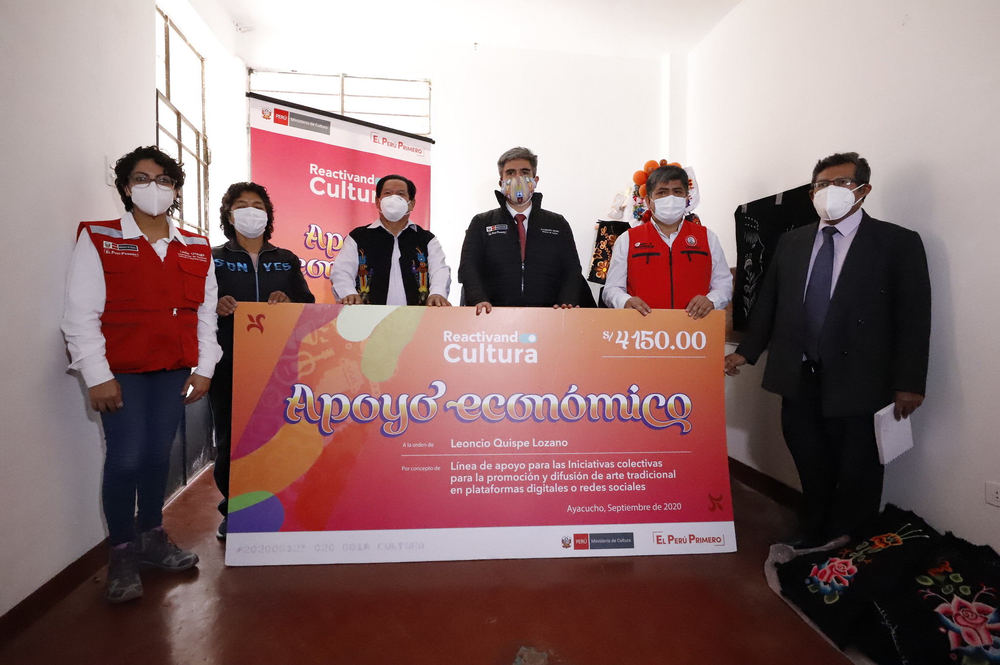 Ministro Alejandro Neyra entrega primer apoyo económico a trabajadores de la cultura en la región Ayacucho