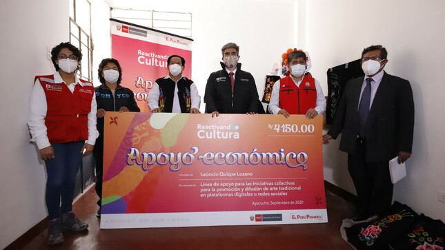 Ministro Alejandro Neyra entrega primer apoyo económico a trabajadores de la cultura en la región Ayacucho 