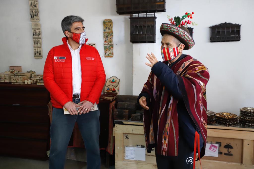 En el catálogo también se encuentran productos de bisutería sarhuina, mascarillas, pintura tradicional, sombreros, entre otros.