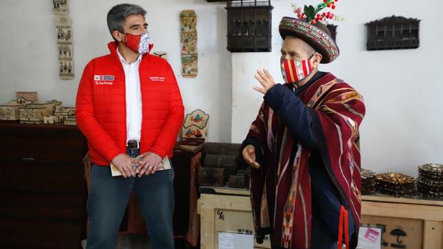 En el catálogo también se encuentran productos de bisutería sarhuina, mascarillas, pintura tradicional, sombreros, entre otros.