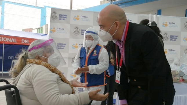 Presidente del CONADIS, Marco Gamarra, conversando con una asistente al evento.