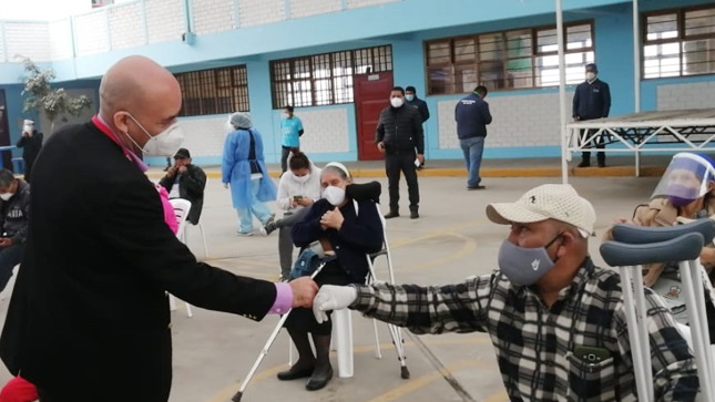 Presidente del CONADIS, Marco Gamarra, saludando a los asistentes al evento.