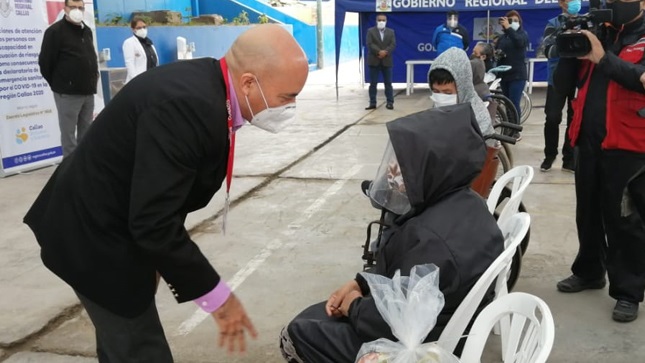 Presidente del CONADIS, Marco Gamarra, conversando con una asistente al evento.