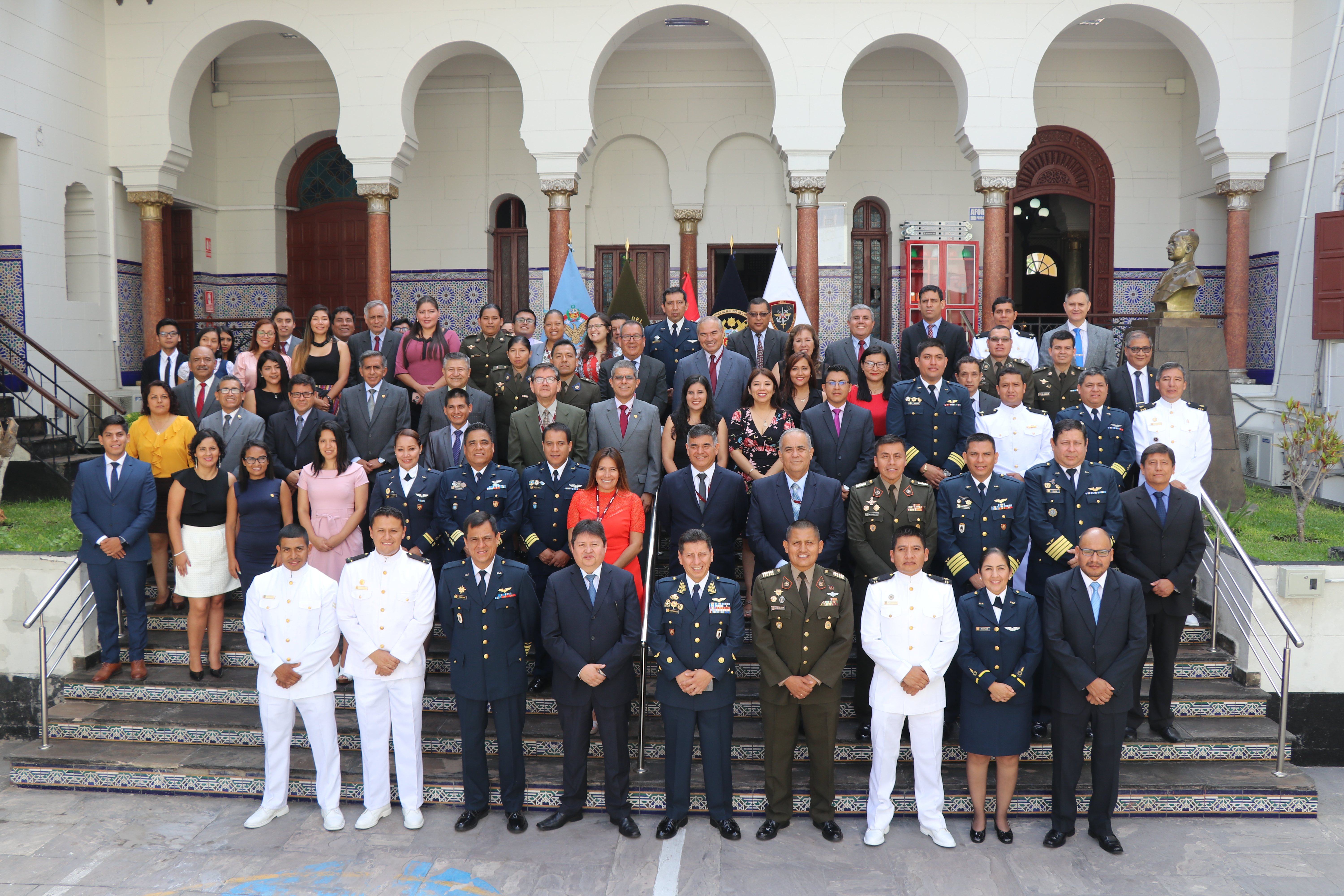 Foto de personal civil y militar de la Agencia de Compras de las Fuerzas Armadas