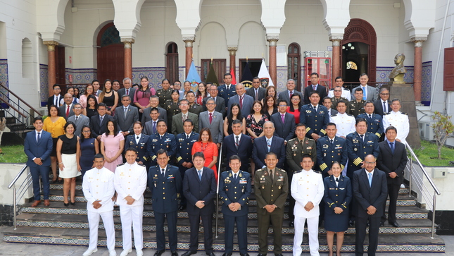 Foto de personal civil y militar de la Agencia de Compras de las Fuerzas Armadas