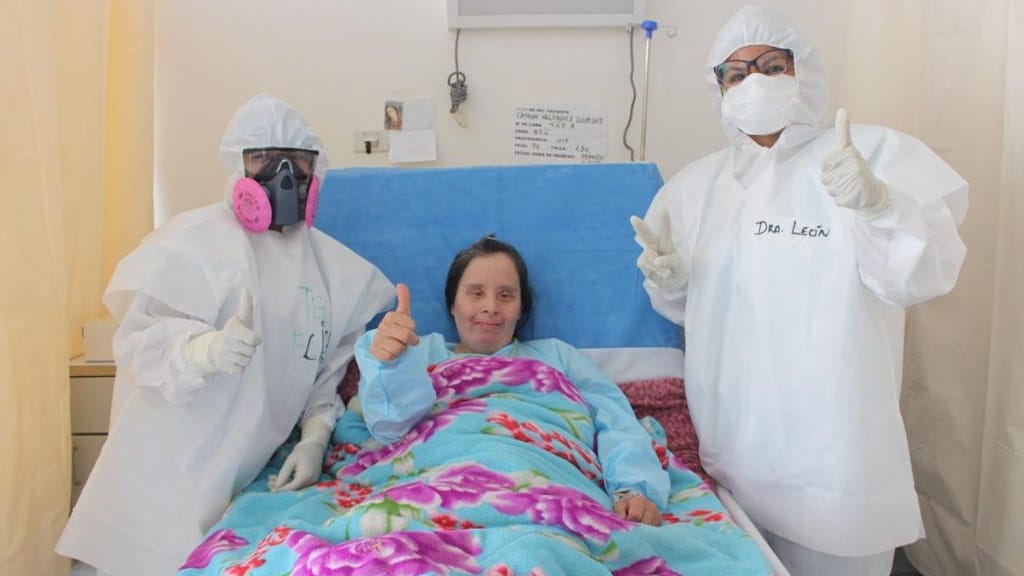 Una mujer de 47 años con síndrome de Down dejó el Hospital Emergencia Ate Vitarte (HEAV) tras superar la COVID-19.