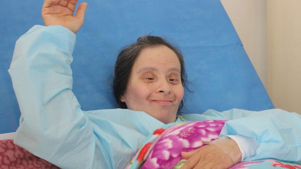 Una mujer de 47 años con síndrome de Down dejó el Hospital Emergencia Ate Vitarte (HEAV) tras superar la COVID-19.