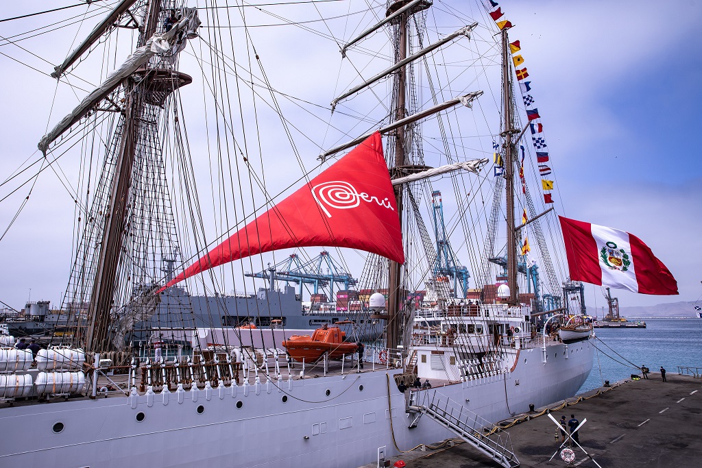 PROMPERÚ hizo entrega de la Marca Perú al BAP Unión; gracias a ello la nave llevará impresa ese logo en su vela principal.