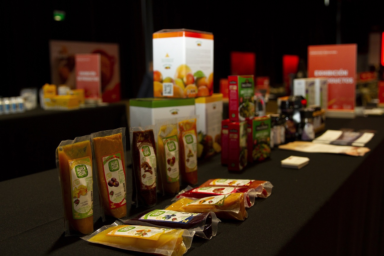 Los productos exhibidos fueron palmitos en conserva, snacks, maíz morado, alimentos a base de quinua, kion, aceite de sacha inchi, barras energéticas, preparaciones ready to eat, salsas, entre otros.