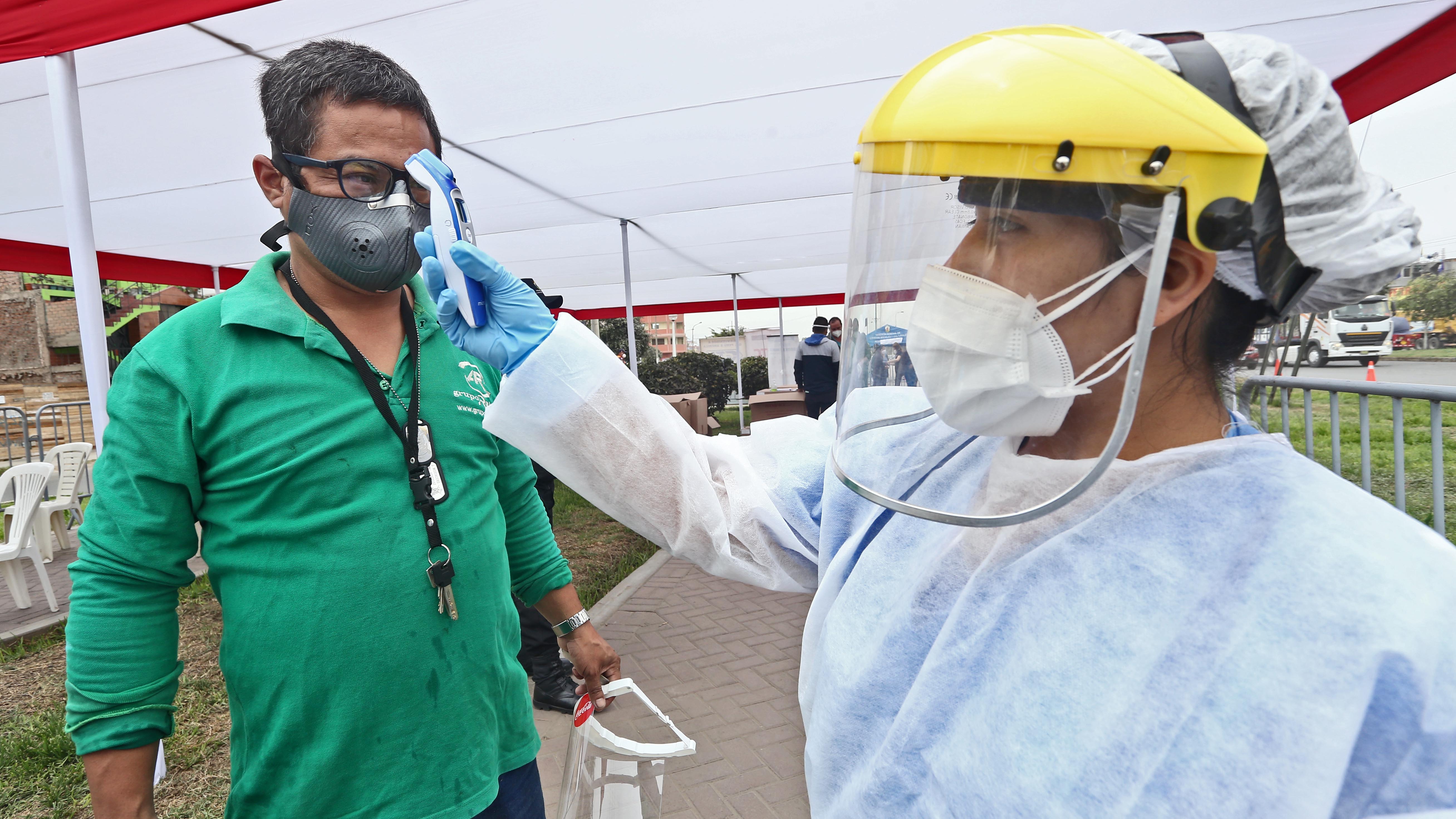 MTC supervisa la toma de pruebas rápidas a transportistas de carga para evitar Covid-19 en el Mercado Mayorista de Lima y en el puerto del Callao