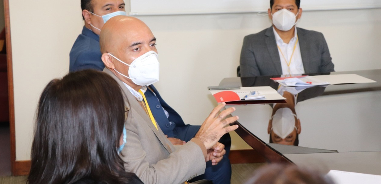 Imagen del presidente del CONADIS, durante la reunión con representantes del Instituto Nacional de Rehabilitación y el Ministerio de Vivienda.