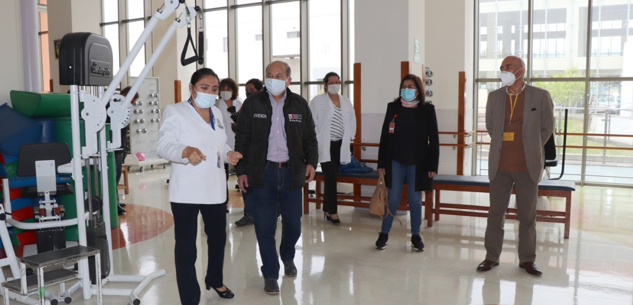 Imagen de los representantes del CONADIS, el Instituto Nacional de Rehabilitación y el Ministerio de Vivienda durante su recorrido por las instalaciones.