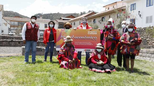 Ministro de Cultura, Alejandro Neyra, entregó apoyo económico a  trabajadores de la cultura en Cusco