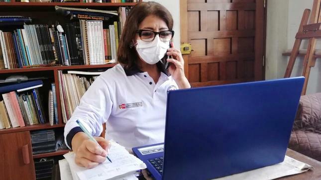 Imagen de una profesional de la saluda atendiendo vía una laptop en la plataforma Teleatiendo.