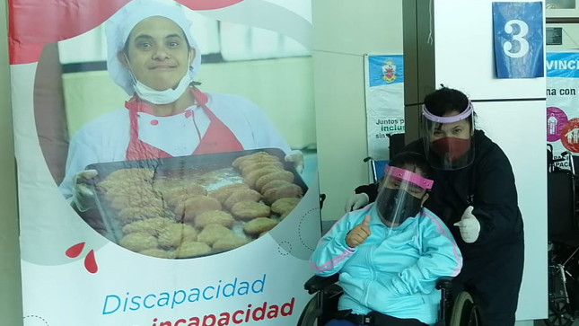 Imagen de beneficiaria de una de las Sillas de Ruedas gestionadas.
