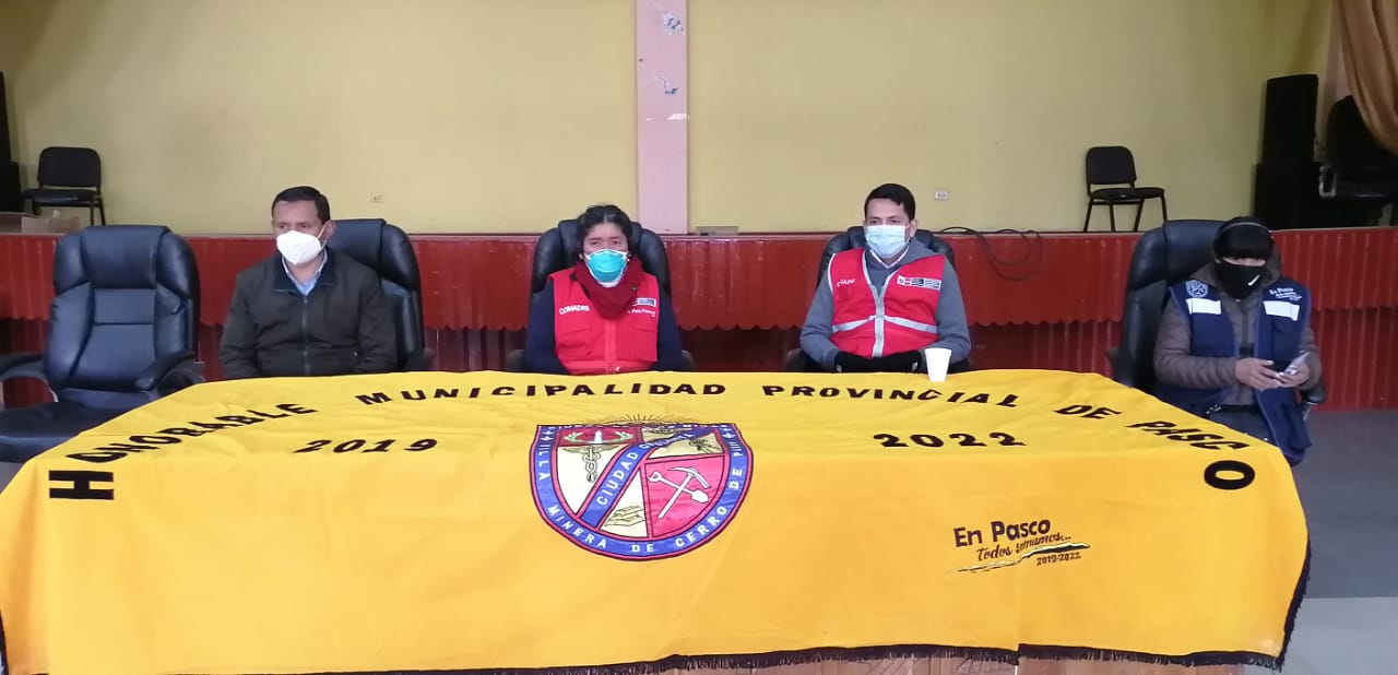 mesa de honor con funcionarios