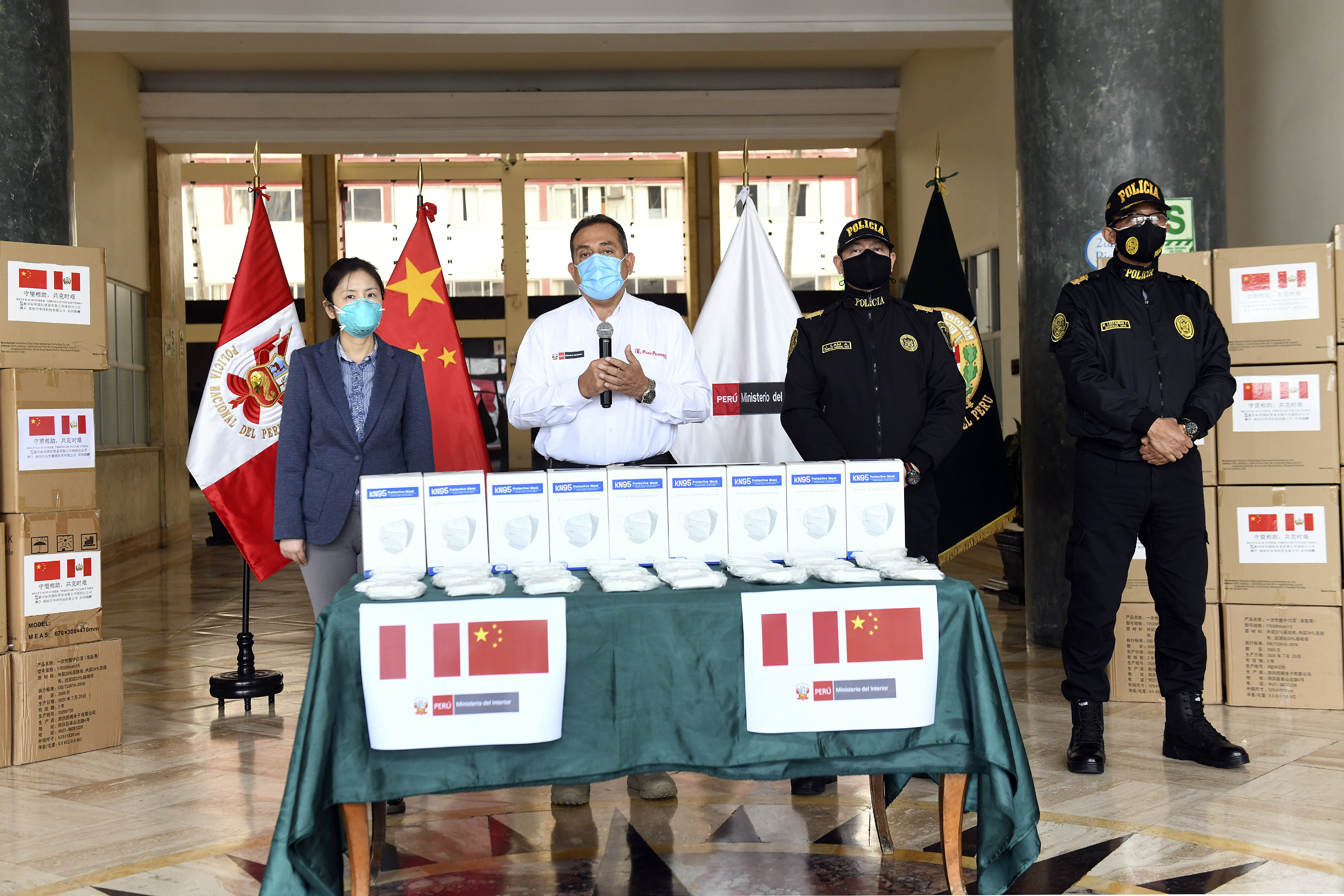 Ministerio del Interior recibió de China 650 mil mascarillas para la Policía.