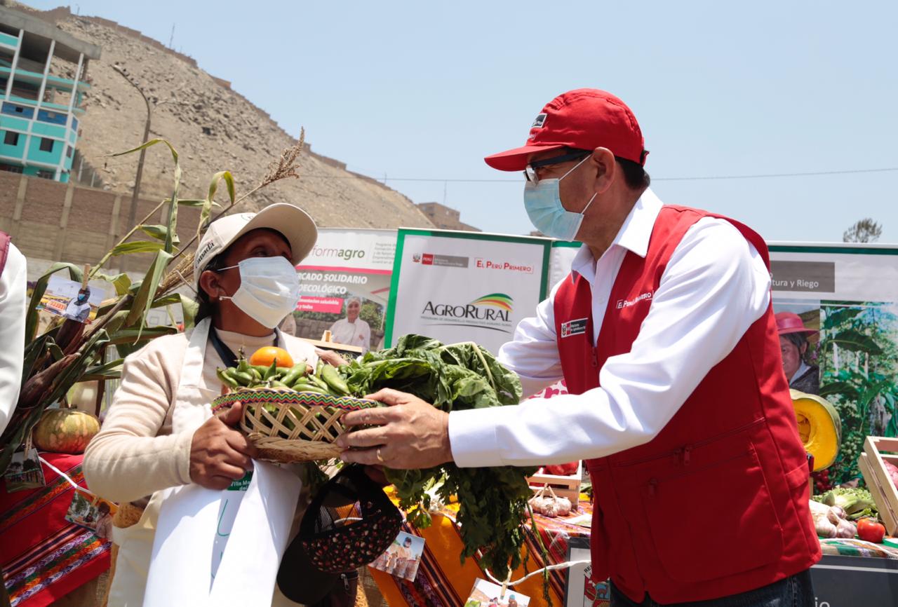 Ministro Jorge Montenegro: «Mercados Itinerantes abastecen a 40 ollas comunes de San Juan de Lurigancho con diez toneladas de alimentos de primera necesidad»