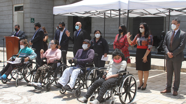 Imagen de la entrega de sillas a beneficiarias/os con la presencia de la primera dama, Maribel Díaz Cabello y el presidente del CONADIS, Marco Antonio Gamarra La Barrera.