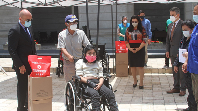 Imagen de la entrega de sillas a beneficiaria con la presencia de la primera dama, Maribel Díaz Cabello y el presidente del CONADIS, Marco Antonio Gamarra La Barrera.