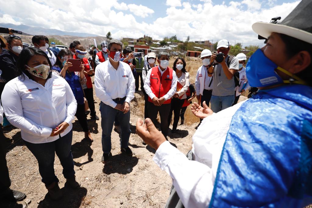 El ministro de Cultura se reunió con la ministra de Justicia, Ana Neyra, y el Gobernador Regional Carlos Rúa. Asimismo, con quienes recorrió el Santuario de la Memoria de La Hoyada.