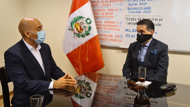 Imagen de la reunión entre el presidente del CONADIS, Marco Gamarra La Barrera y el congresista Omar Chehade.