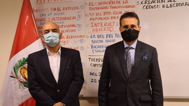 Imagen de la reunión entre el presidente del CONADIS, Marco Gamarra La Barrera y el congresista Omar Chehade.