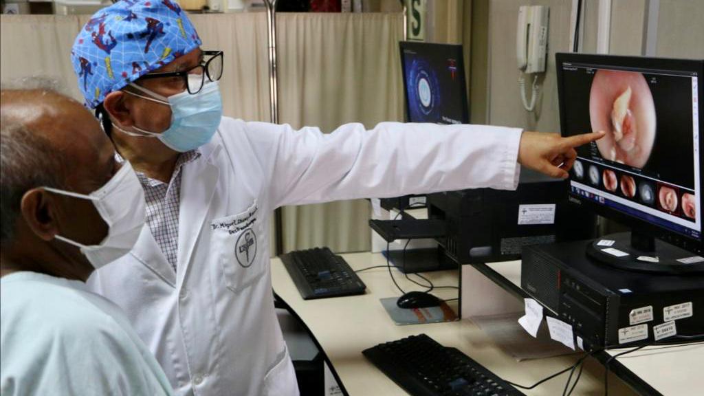 Hospital Loayza aplica innovadora técnica para salvar a paciente diabético con hueso de ave incrustado en el esófago