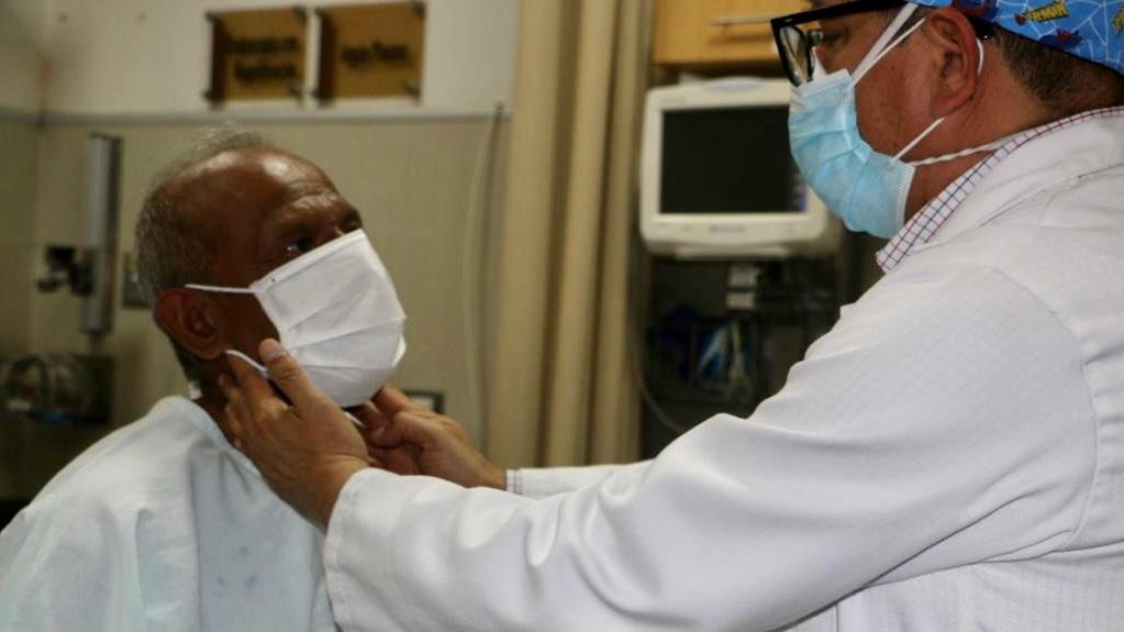 Hospital Loayza aplica innovadora técnica para salvar a paciente diabético con hueso de ave incrustado en el esófago