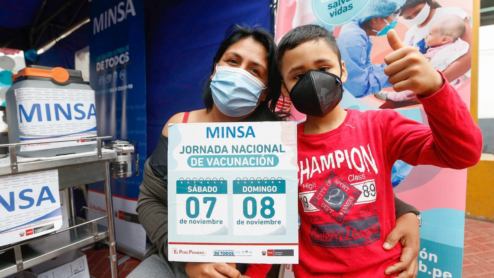 Gestantes, familiares y personal de salud reciben vacuna contra la difteria en el Instituto Nacional Materno Perinatal
