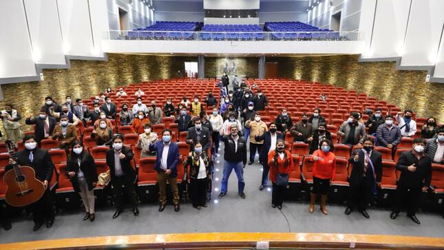 Puno: Ministro de Cultura entrega apoyo económico a trabajadores culturales para la reactivación del sector
