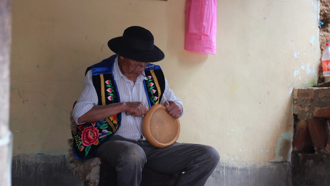 Los mates burilados y bordados del taller Sanabria Núñez están en Ruraqmaki.pe