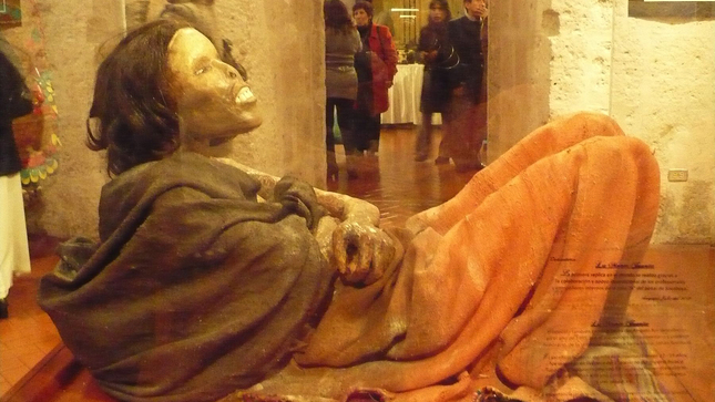 Una de ellas es la “Dama de Ampato o Juanita”, cuyos restos momificados son administradas por la Universidad Católica Santa María de la Ciudad Blanca.